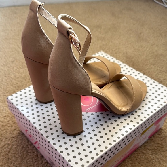 Elegant Tan Heels - Picture 4 of 4